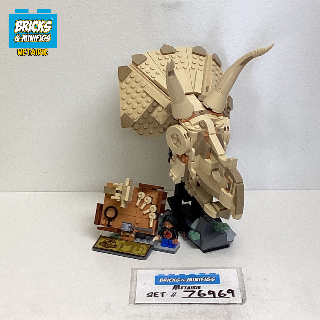 76969 Dinosaur Fossils: Triceratops Skull (U) product image 1, provided for visual reference and product detail review