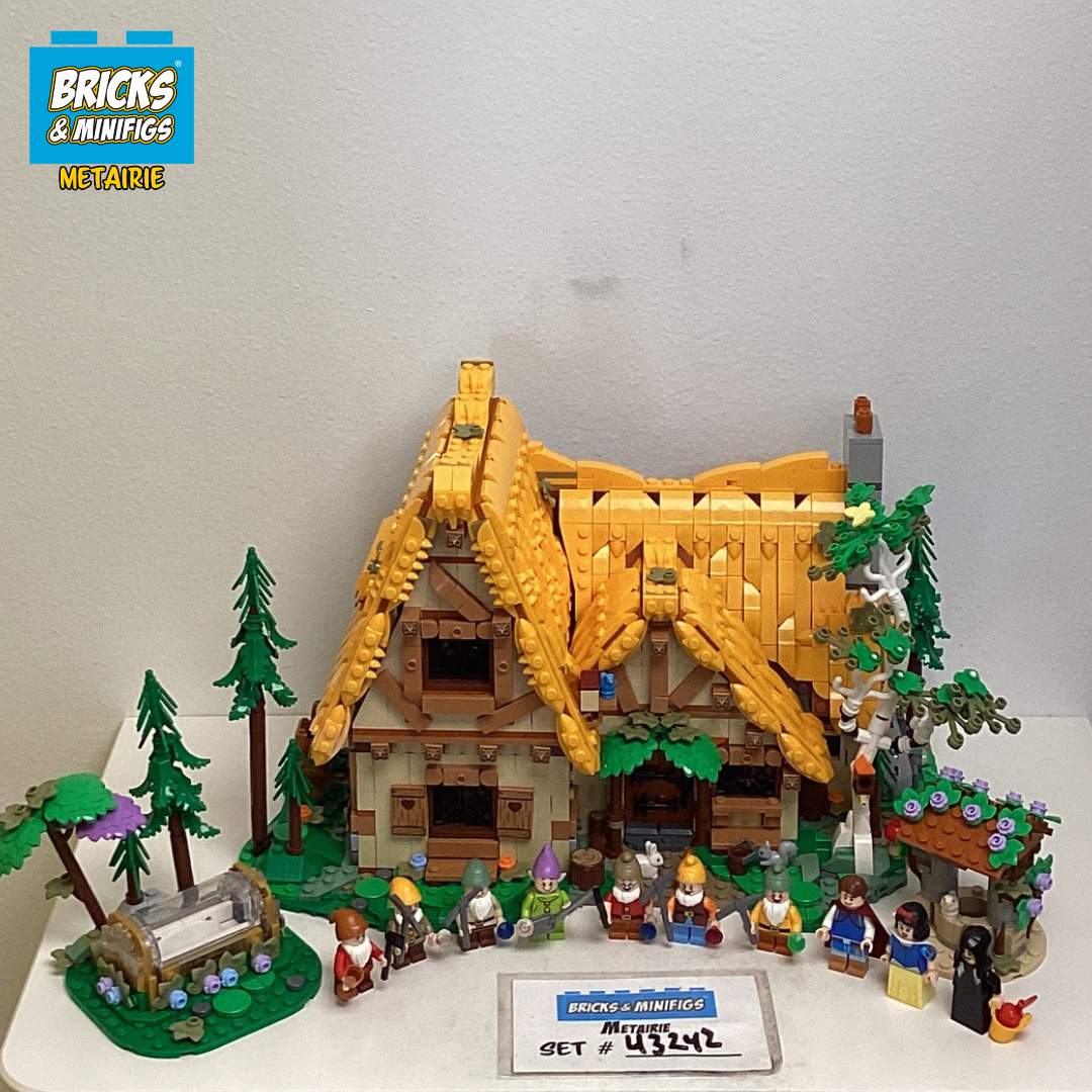 43242 Snow White and the Seven Dwarfs' Cottage (U) product image 1, provided for visual reference and product detail review