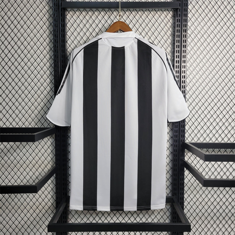 Retro Newcastle United Jersey 2005-07 Home Football Kit product image 3