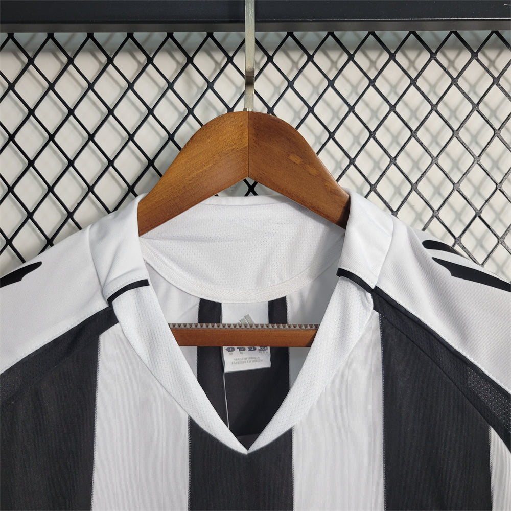 Retro Newcastle United Jersey 2005-07 Home Football Kit product image 6